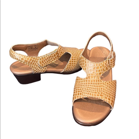 SAS Suntimer Beige Croc Heel Strap Sandal Women’s 7.5 With Box No Lid - Picture 2 of 7